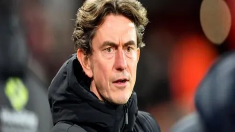 艾登-海文曼晚动态：告别拐杖，护靴助行离开王权球场